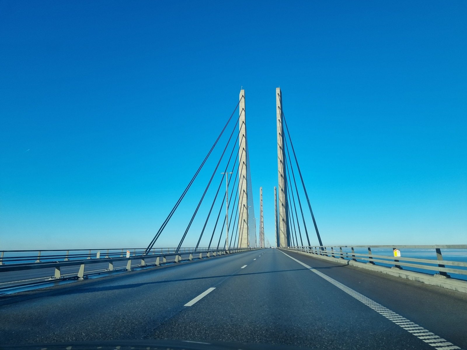Juutinrauman sillan vinoköysien alla juuri ennen pyloneja