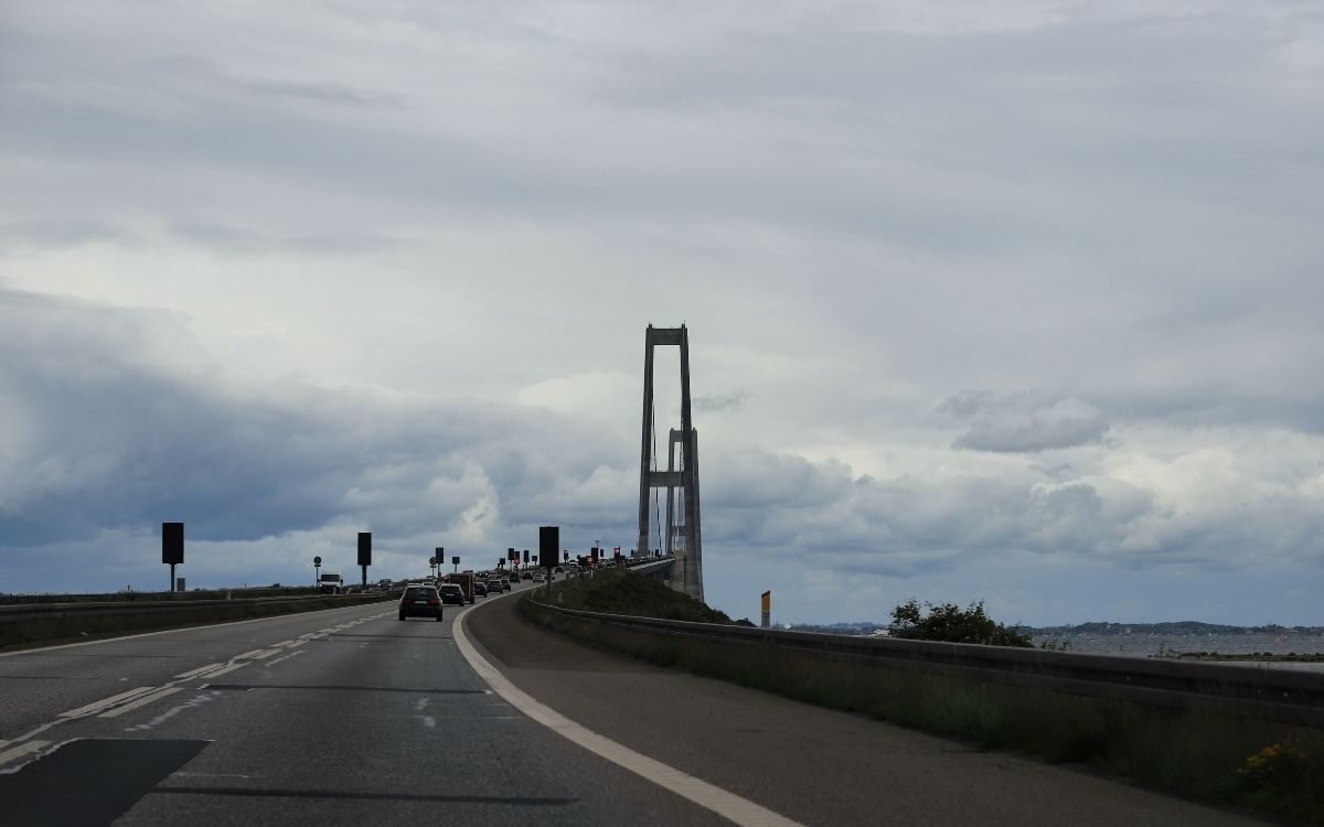 Autolla kohti Ison-Beltin sillan pyloneja pilvisen taivaan alla