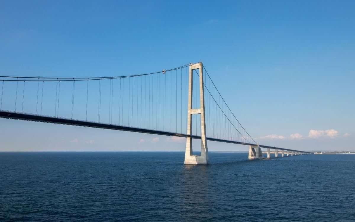 Ison-Beltin sillan pyloni ja riippusilta sinisen taivaan alla