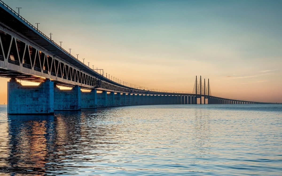 Juutinrauman silta auringonlaskussa vedestä nähtynä, rautatiekansi ajoradan alapuolella