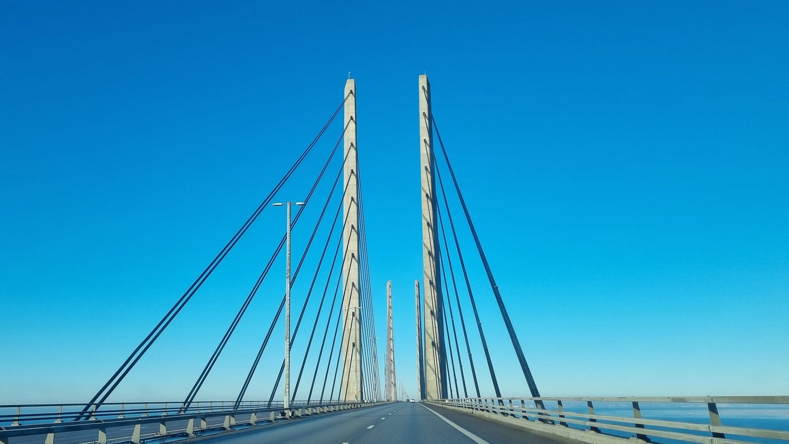 Autolla Juutinrauman sillan yli kohti pyloneja, siltamaksu maksetaan Lernackenissa