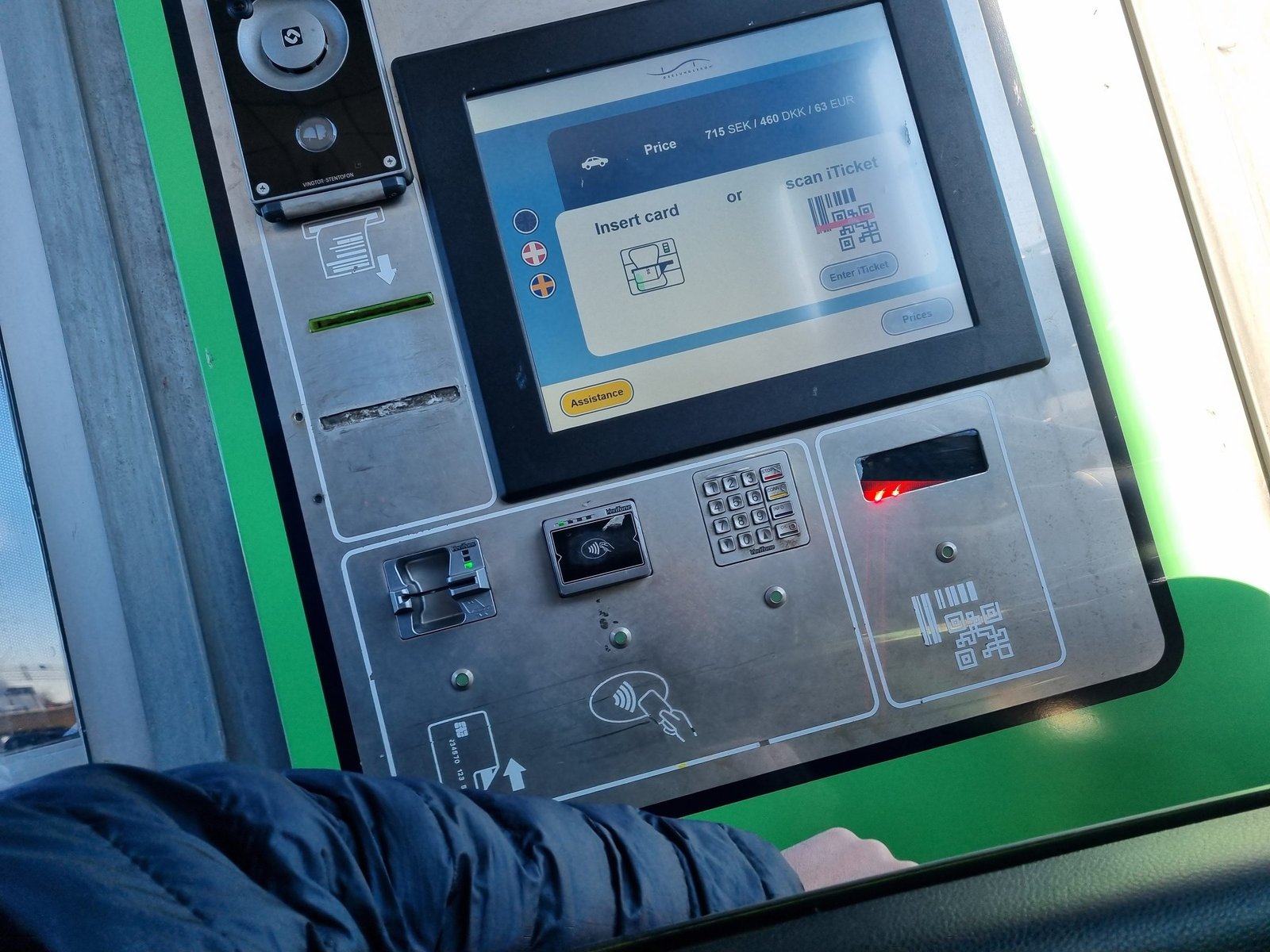 Maksuautomaatti Juutinrauman sillan tietulliasemalla Lernackenissa, näytöllä tiemaksun hinta