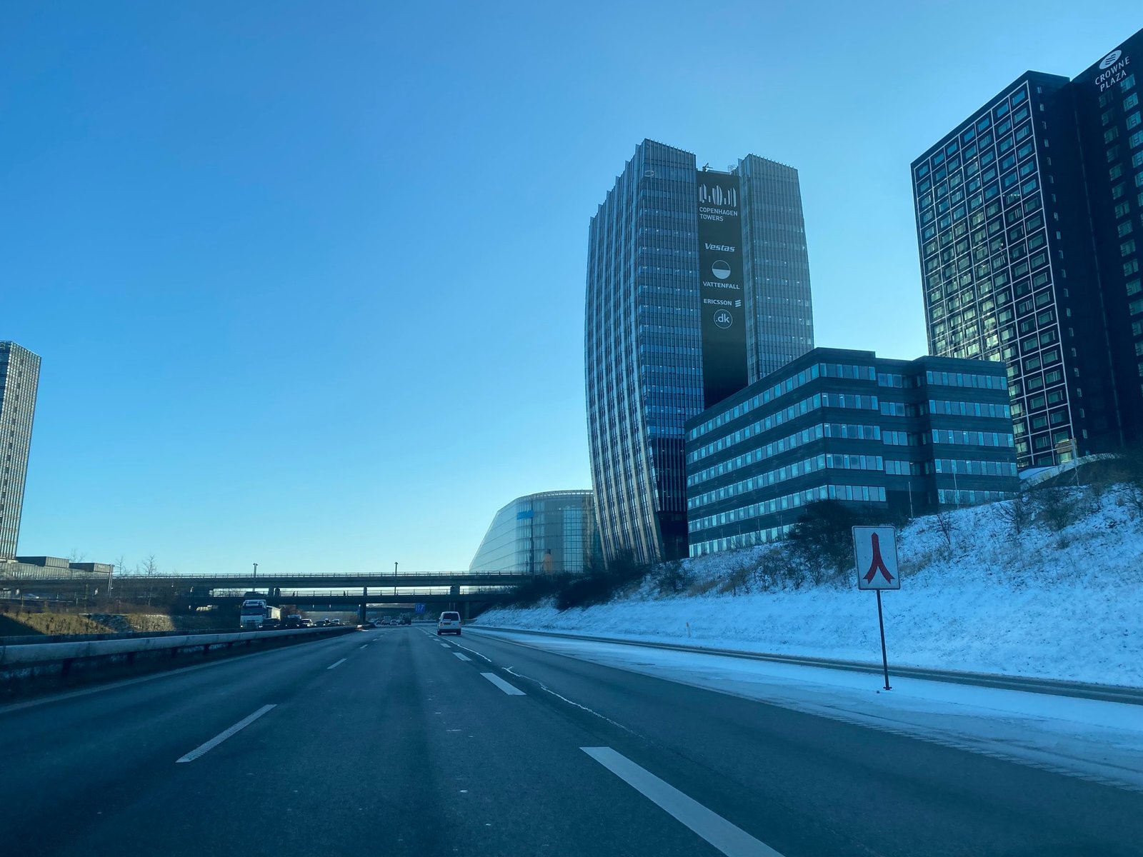 Ørestadin toimistotornit Kööpenhaminassa E20-tien varrella matkalla Juutinrauman sillalle