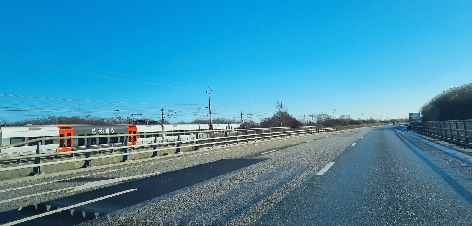 Øresundståg-juna E20-tien vieressä Lernackenin ja Malmön välillä