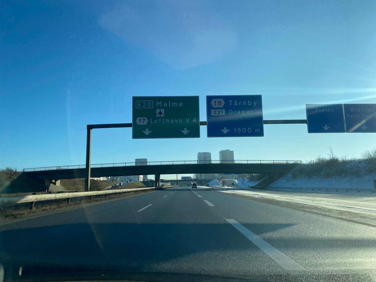 E20-tiellä Kööpenhaminassa kyltit osoittavat Malmöhön ja Kastrupin lentoasemalle, reitti Juutinrauman sillalle